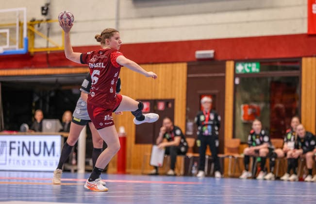 GER, Bensheim, HSG Bensheim Auerbach Flames vs SV Union Halle-Neustadt, Alsco Handball Bundesliga Frauen, Handball, DHB, Spielzeit 2025 2026, Weststadthalle Bensheim, 8. Spieltag im Bild: Nina Engel (HSG Bensheim Auerbach Flames Frauen 6), Tor und Freiwurf DFB DFL REGULATIONS PROHIBIT ANY USE OF PHOTOGRAPHS AS IMAGE SEQUENCES AND OR QUASI-VIDEO, 27.12.2025 Copyright: HMBxMedia HendrikxHamelau