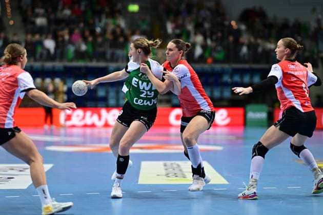 Handball I Frauen I Saison 2025-2026 I 1. HBF I 9. Spieltag I VfL Oldenburg - HSG Blomberg-Lippe I 27.12.2025 Paulina Golla (29, VfL Oldenburg) Andrea Jacobsen (4, HSG Blomberg-Lippe) Oldenburg EWE Arena Niedersachsen Deutschland Copyright: xLobeca FelixxSchlikisx