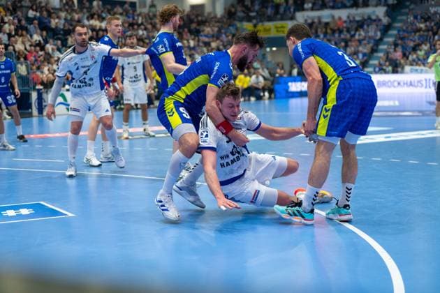 Teitur Oern Einarsson, Rueckraum, (VfL Gummersbach 14), VfL Gummersbach vs. HSV Hamburg , Daikin Handball Bundesliga, Herren , 15. Spieltag, 27.12.2025 Gummersbach NRW Deutschland