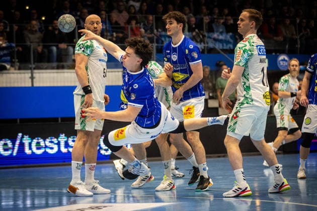 Eisenach , 271225 , Daikin HBL 1. Handball Bundesliga THSV Eisenach gegen SC Magdeburg Im Bild: Omar Ingi Magnusson (Magdeburg) gegen Tillmann Leu (Eisenach)