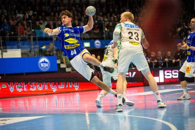 Eisenach , 271225 , Daikin HBL 1. Handball Bundesliga THSV Eisenach gegen SC Magdeburg Im Bild: Magnus Sausgstrup (Magdeburg) gegen Stephan Seitz (Eisenach)
