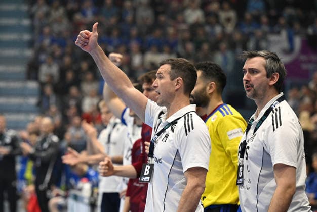 Torsten Jansen (Handball Sportverein Hamburg Trainer) zeigt den erhobenen Daumen VfL Gummersbach vs. Handball Sportverein Hamburg, Handball, Daikin 1. Bundesliga, 19. Spieltag, Spielzeit 2025-2026, 27.12.2025 VfL Gummersbach vs. Handball Sportverein Hamburg, Handball, Daikin 1. Bundesliga, 19. Spieltag, Spielzeit 2025-2026, 27.12.2025 Gummersbach Copyright: xEibner-Pressefoto JuergenxAugstx EP_JAT