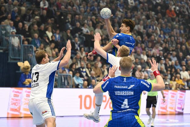 Miro Schluroff (VfL Gummersbach 15) gegen Niklas Weller (Handball Sportverein Hamburg 13) und Einar Olafsson (Handball Verein Hamburg 23) VfL Gummersbach vs. Handball Sportverein Hamburg, Handball, Daikin 1. Bundesliga, 19. Spieltag, Spielzeit 2025-2026, 27.12.2025 VfL Gummersbach vs. Handball Sportverein Hamburg, Handball, Daikin 1. Bundesliga, 19. Spieltag, Spielzeit 2025-2026, 27.12.2025 Gummersbach Copyright: xEibner-Pressefoto JuergenxAugstx EP_JAT