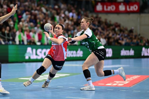 Handball I Frauen I Saison 2025-2026 I 1. HBF I 9. Spieltag I VfL Oldenburg - HSG Blomberg-Lippe I 27.12.2025 Elin Rosa Magnusdottir (33, HSG Blomberg-Lippe) Ariane Pfundstein (20, VfL Oldenburg) Oldenburg EWE Arena Niedersachsen Deutschland Copyright: xLobeca FelixxSchlikisx