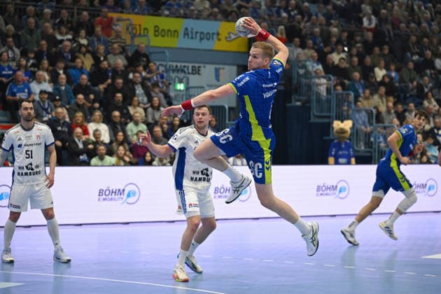 Ellidi Vidarsson (VfL Gummersbach 4) gegen Moritz Sauter (Handball Sportverein Hamburg 33) VfL Gummersbach vs. Handball Sportverein Hamburg, Handball, Daikin 1. Bundesliga, 19. Spieltag, Spielzeit 2025-2026, 27.12.2025 VfL Gummersbach vs. Handball Sportverein Hamburg, Handball, Daikin 1. Bundesliga, 19. Spieltag, Spielzeit 2025-2026, 27.12.2025 Gummersbach Copyright: xEibner-Pressefoto JuergenxAugstx EP_JAT