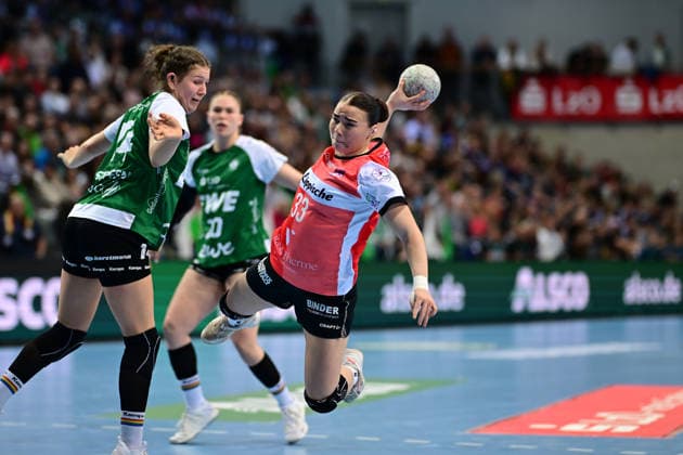 Handball I Frauen I Saison 2025-2026 I 1. HBF I 9. Spieltag I VfL Oldenburg - HSG Blomberg-Lippe I 27.12.2025 Marie Steffen (14, VfL Oldenburg) Elin Rosa Magnusdottir (33, HSG Blomberg-Lippe) Oldenburg EWE Arena Niedersachsen Deutschland Copyright: xLobeca FelixxSchlikisx