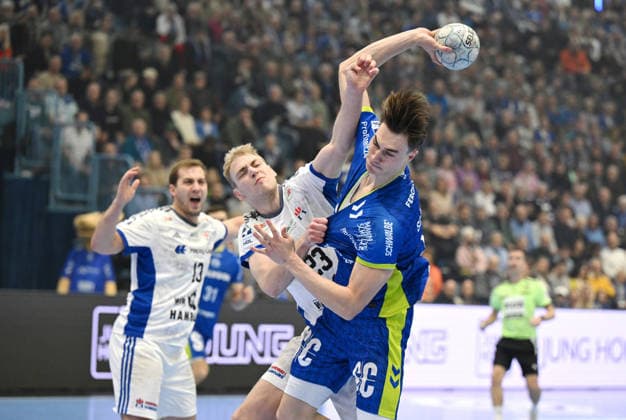 Miro Schluroff (VfL Gummersbach 15) gegen Einar Olafsson (Handball Verein Hamburg 23) VfL Gummersbach vs. Handball Sportverein Hamburg, Handball, Daikin 1. Bundesliga, 19. Spieltag, Spielzeit 2025-2026, 27.12.2025 VfL Gummersbach vs. Handball Sportverein Hamburg, Handball, Daikin 1. Bundesliga, 19. Spieltag, Spielzeit 2025-2026, 27.12.2025 Gummersbach Copyright: xEibner-Pressefoto JuergenxAugstx EP_JAT