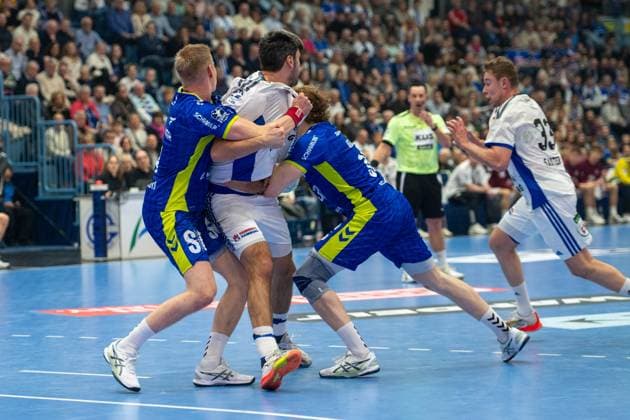 Ellidi Snaer Vidarsson, Kreislaeufer, (VfL Gummersbach 4), Jacob Lassen, Rueckraum (HSV Hamburg 9), Tom Kiesler, Rueckraum, (VfL Gummersbach 30), fL Gummersbach vs. HSV Hamburg , Daikin Handball Bundesliga, Herren , 15. Spieltag, 27.12.2025 Gummersbach NRW Deutschland