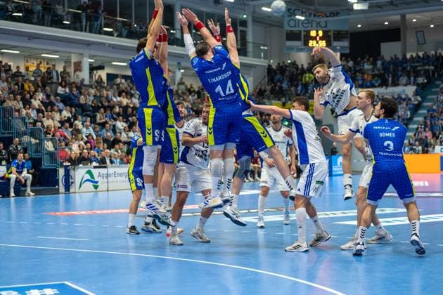 Teitur Oern Einarsson, Rueckraum, (VfL Gummersbach 14), Joao Gomes, Rueckraum, (VfL Gummersbach 3), Tom Kiesler, Rueckraum, (VfL Gummersbach 30), VfL Gummersbach vs. HSV Hamburg , Daikin Handball Bundesliga, Herren , 15. Spieltag, 27.12.2025 Gummersbach NRW Deutschland