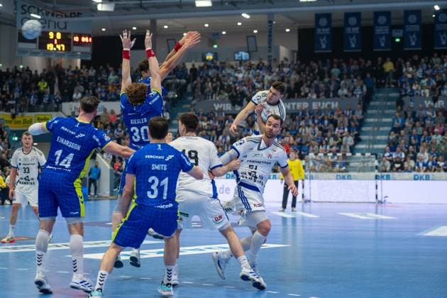 Tom Kiesler, Rueckraum, (VfL Gummersbach 30), Teitur Oern Einarsson, Rueckraum, (VfL Gummersbach 14), Kay Smits, Rueckraum, (VfL Gummersbach 31), Casper U. Mortensen, Aussen (HSV Hamburg 51), VfL Gummersbach vs. HSV Hamburg , Daikin Handball Bundesliga, Herren , 15. Spieltag, 27.12.2025 Gummersbach NRW Deutschland