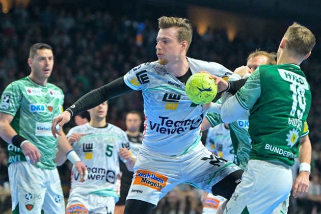 27.12.2025, xlakx, Handball Daikin HBL, Fuechse Berlin - FRISCH AUF! Göppingen v.l. Erik Persson (FRISCH AUF! Goeppingen), Mathias Gidsel (Fuechse Berlin) Zweikampf, Duell, Kampf, tackle Berlin