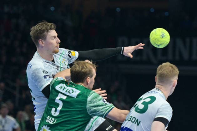 27.12.2025, xlakx, Handball Daikin HBL, Fuechse Berlin - FRISCH AUF! Göppingen v.l. Erik Persson (FRISCH AUF! Goeppingen), Max Darj (Fuechse Berlin) Zweikampf, Duell, Kampf, tackle Berlin