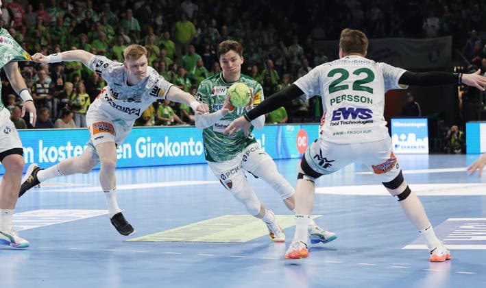 Ymir Örn Gislason, Nils Lichtlein am Ball, Erik Persson Zweikampf Spielszene Aktion Handball HBL Bundesliga Herren 19. Spieltag Saison 2025 2026 27.12.2025 Füchse Berlin vs Frisch Auf Göppingen