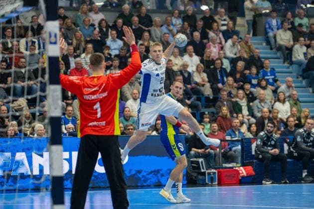 Dominik KuzmanoviÄ‡, Torwart, (VfL Gummersbach 1), Frederik Bo Andersen, Aussen (HSV Hamburg 21), VfL Gummersbach vs. HSV Hamburg , Daikin Handball Bundesliga, Herren , 15. Spieltag, 27.12.2025 Gummersbach NRW Deutschland