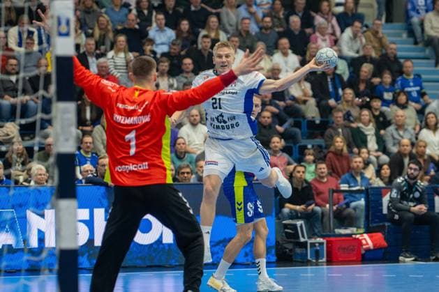 Dominik KuzmanoviÄ‡, Torwart, (VfL Gummersbach 1), Frederik Bo Andersen, Aussen (HSV Hamburg 21), VfL Gummersbach vs. HSV Hamburg , Daikin Handball Bundesliga, Herren , 15. Spieltag, 27.12.2025 Gummersbach NRW Deutschland