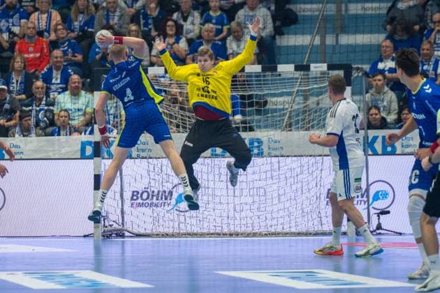 Ellidi Snaer Vidarsson, Kreislaeufer, (VfL Gummersbach 4), Robin Haug, Torwart (HSV Hamburg 16), VfL Gummersbach vs. HSV Hamburg , Daikin Handball Bundesliga, Herren , 15. Spieltag, 27.12.2025 Gummersbach NRW Deutschland