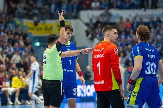 Julian Koester, Rueckraum, (VfL Gummersbach 7), Tom Kiesler, Rueckraum, (VfL Gummersbach 30), Dominik KuzmanoviÄ‡, Torwart, (VfL Gummersbach 1), VfL Gummersbach vs. HSV Hamburg , Daikin Handball Bundesliga, Herren , 15. Spieltag, 27.12.2025 Gummersbach NRW Deutschland