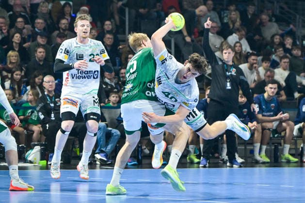 27.12.2025, xlakx, Handball Daikin HBL, Fuechse Berlin - FRISCH AUF! Göppingen v.l. Matthes Langhoff (Fuechse Berlin), Elias Newel (FRISCH AUF! Goeppingen) setzt zum Sprungwurf an Berlin