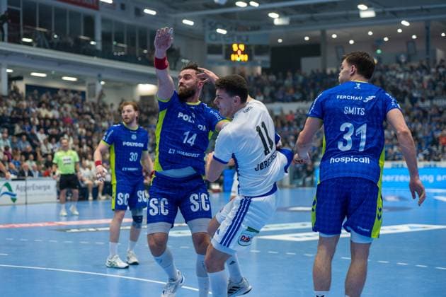 Teitur Oern Einarsson, Rueckraum, (VfL Gummersbach 14), Nicolaj Jorgensen, Rueckraum (HSV Hamburg 11), Kay Smits, Rueckraum, (VfL Gummersbach 31), Tom Kiesler, Rueckraum, (VfL Gummersbach 30), VfL Gummersbach vs. HSV Hamburg , Daikin Handball Bundesliga, Herren , 15. Spieltag, 27.12.2025 Gummersbach NRW Deutschland