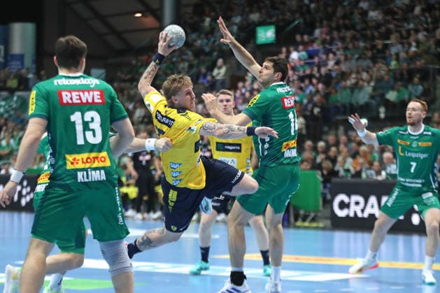 Handball DAIKIN HBL, SC DHfK Leipzig - Rhein-Neckar Löwen; 27.12.2025 Edwin Aspenbäck (78, Rhein-Neckar Löwen) kann von Marko Mamic (14, SC DHfK Leipzig) nicht gestoppt werden. Handball, DAIKIN HBL, 1. Bundesliga, Saison 2025 2026, 19. Spieltag: SC DHfK Leipzig vs. Rhein-Neckar Löwen am 27.12.2025 in der Quarterback Immobilien Arena Leipzig. Copyright: xBEAUTIFULxSPORTS JanxKaeferx