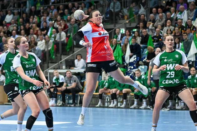 Diana Doegg Magnusdottir (HSG Blomberg-Lippe, 07) wirft VfL Oldenburg vs. HSG Blomberg-Lippe, ALSCO Handball Bundesliga Frauen, 9. Spieltag, Saison 2025 2026, 27.12.2025, VfL Oldenburg vs. HSG Blomberg-Lippe, ALSCO Handball Bundesliga Frauen, 9. Spieltag, Saison 2025 2026, 27.12.2025 Oldenburg Copyright: xEibner-Pressefoto RobertxGertzenx EP_RGN