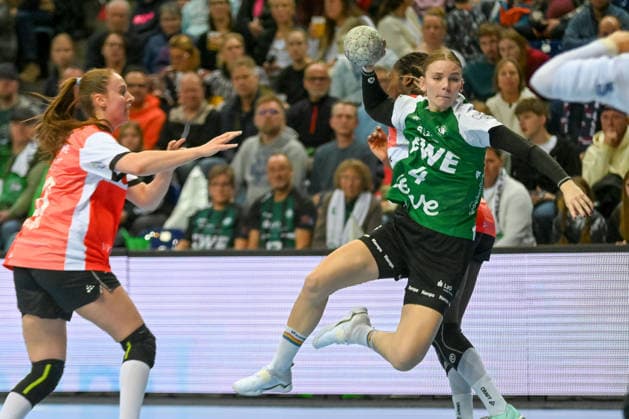Toni Reinemann (VfL Oldenburg, 04) setzt sich durch VfL Oldenburg vs. HSG Blomberg-Lippe, ALSCO Handball Bundesliga Frauen, 9. Spieltag, Saison 2025 2026, 27.12.2025, VfL Oldenburg vs. HSG Blomberg-Lippe, ALSCO Handball Bundesliga Frauen, 9. Spieltag, Saison 2025 2026, 27.12.2025 Oldenburg Copyright: xEibner-Pressefoto RobertxGertzenx EP_RGN