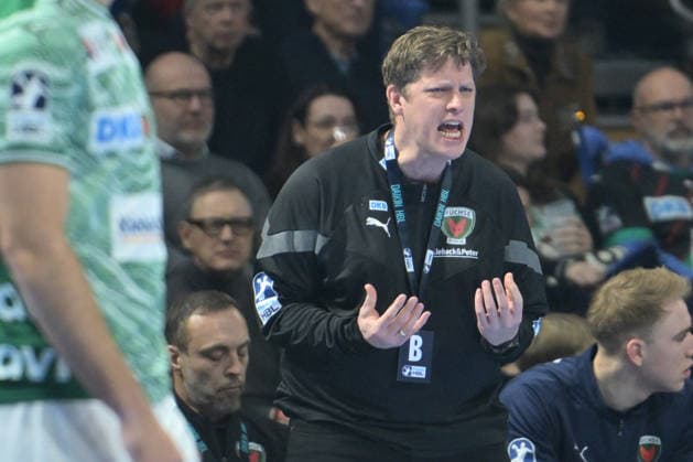27.12.2025, xlakx, Handball Daikin HBL, Fuechse Berlin - FRISCH AUF! Göppingen v.l. Nicolej Krickau (Fuechse Berlin Trainer) gibt Anweisungen, gestikuliert mit den Armen, gesticulate, gives instructions Berlin