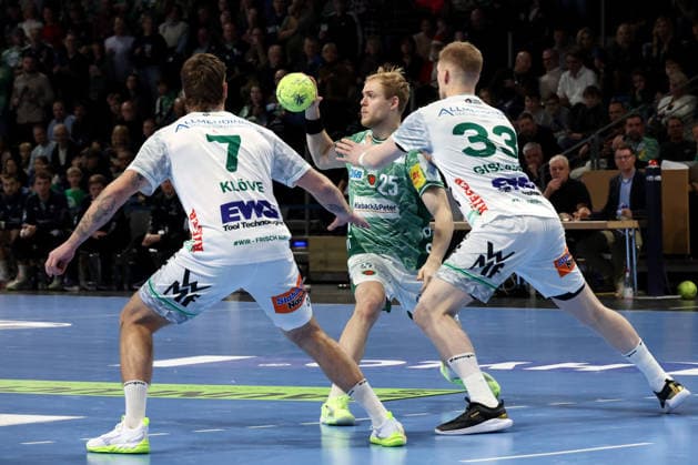 DEU, DHB, 1.HBL, Fuechse Berlin vs. Frisch Auf Goeppingen, 27.12.2025, Max-Schmeling-Halle, Berlin, DEU, DHB, 1.HBL, Fuechse Berlin vs. Frisch Auf Goeppingen, im Bild Matthes Langhoff (Fuechse Berlin 25), VICTOR KLOEVE (Frisch Auf Goeppingen 7), YMIR GISLASON (Frisch Auf Goeppingen 33)