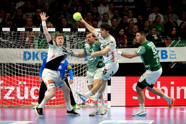 DEU, DHB, 1.HBL, Fuechse Berlin vs. Frisch Auf Goeppingen, 27.12.2025, Max-Schmeling-Halle, Berlin, DEU, DHB, 1.HBL, Fuechse Berlin vs. Frisch Auf Goeppingen, im Bild Mijajlo Marsenic (Fuechse Berlin 93), Max Darj (Fuechse Berlin 5), ELIAS NEWEL (Frisch Auf Goeppingen 40)