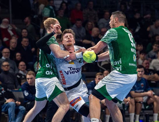 Handball, Herren, Saison 2025 2026, DAIKIN Handball-Bundesliga (19. Spieltag), Füchse Berlin - FRISCH AUF Göppingen, v.l. Matthes Langhoff (Füchse Berlin), Erik Persson (Göppingen), Mijajlo Marsenic (Füchse Berlin), 27.12.2025, Copyright: xSebastianxRäppold MatthiasxKochx