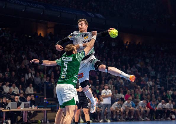 Handball, Herren, Saison 2025 2026, DAIKIN Handball-Bundesliga (19. Spieltag), Füchse Berlin - FRISCH AUF Göppingen, v.l. Max Darj (Füchse Berlin), Erik Persson (Göppingen), 27.12.2025, Copyright: xSebastianxRäppold MatthiasxKochx