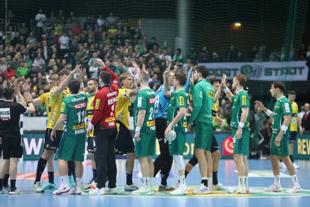 Handball DAIKIN HBL, SC DHfK Leipzig - Rhein-Neckar Löwen; 27.12.2025 Begrüßung beider Teams auf der Platte. Handball, DAIKIN HBL, 1. Bundesliga, Saison 2025 2026, 19. Spieltag: SC DHfK Leipzig vs. Rhein-Neckar Löwen am 27.12.2025 in der Quarterback Immobilien Arena Leipzig. Copyright: xBEAUTIFULxSPORTS JanxKaeferx