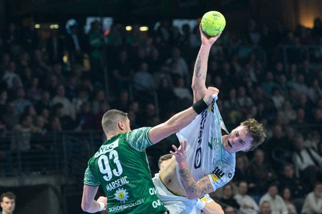 27.12.2025, xlakx, Handball Daikin HBL, Fuechse Berlin - FRISCH AUF! Göppingen v.l. Mijajlo Marsenic (Fuechse Berlin), Victor Kloeve (FRISCH AUF! Goeppingen) Zweikampf, Duell, Kampf, tackle Berlin