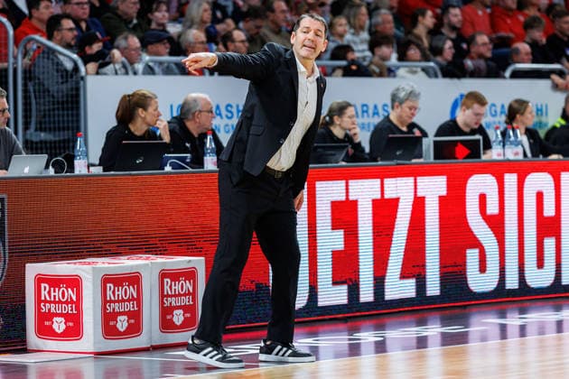 Ty Harrelson (ratiopharm Ulm, Trainer), Einzelbild, Einzelfoto, Portrait, Portraet, BMA365 Bamberg Baskets vs. ratiopharm Ulm, Basketball, easyCredit BBL, 12. Spieltag, 27.12.2025 BMA365 Bamberg Baskets vs. ratiopharm Ulm, Basketball, easyCredit BBL, 12. Spieltag, 27.12.2025 Bamberg Copyright: xEibner-Pressefoto G.xSantemizx EP_EER