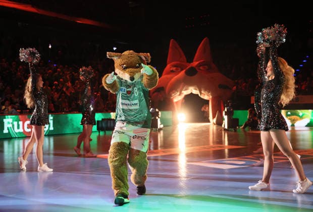 GER HBL Saison 2025 2026 FÜCHSE Berlin vs FrischAuf Göppingen, 27.12.25, Max-Schmeling-Halle, Berlin, Einlaufzeremonie, Maskottchen FUCHSI, Cheerleader Dance Deluxe