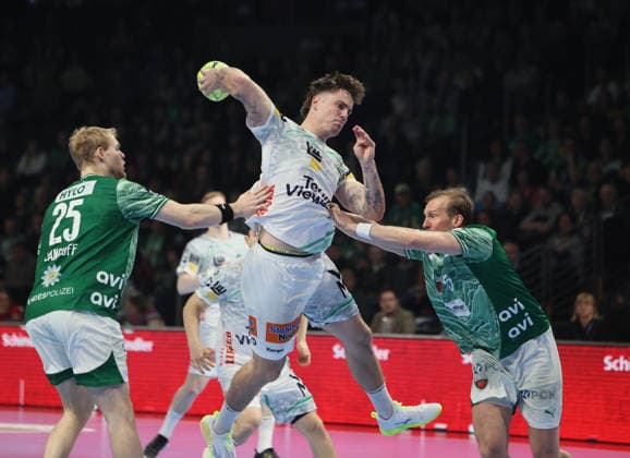 GER HBL Saison 2025 2026 FÜCHSE Berlin vs FrischAuf Göppingen, 27.12.25, Max-Schmeling-Halle, Berlin, Matthes LANGHOFF (Füchse Berlin 25), Victor KLÖVE (FrischAuf! Göppingen 7), Max DARJ (Füchse Berlin 5)