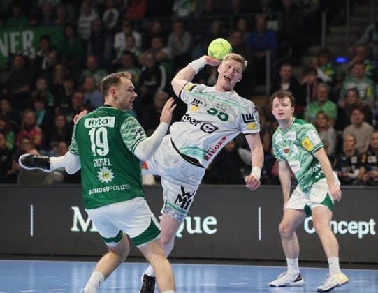 GER HBL Saison 2025 2026 FÜCHSE Berlin vs FrischAuf Göppingen, 27.12.25, Max-Schmeling-Halle, Berlin, Mathias GIDSEL (Füchse Berlin 19), Ymir Örn GISLASON (FrischAuf! Göppingen 33), Hakun WEST AV TEIGUM (Füchse Berlin 34)
