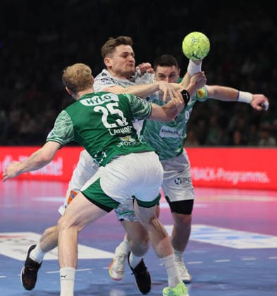 GER HBL Saison 2025 2026 FÜCHSE Berlin vs FrischAuf Göppingen, 27.12.25, Max-Schmeling-Halle, Berlin, David SCHMIDT (FrischAuf! Göppingen 77) versucht den Durchbruch zwischen Matthes LANGHOFF (Füchse Berlin 25)und Mijajlo MARSENIC (Füchse Berlin 93)