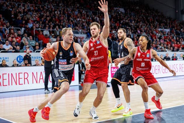 Christian Sengfelder (ratiopharm Ulm, 43), Moritz Krimmer (BMA365 Bamberg Baskets, 27), Austin Crowley (BMA365 Bamberg Baskets, 85), BMA365 Bamberg Baskets vs. ratiopharm Ulm, Basketball, easyCredit BBL, 12. Spieltag, 27.12.2025 BMA365 Bamberg Baskets vs. ratiopharm Ulm, Basketball, easyCredit BBL, 12. Spieltag, 27.12.2025 Bamberg Copyright: xEibner-Pressefoto G.xSantemizx EP_EER