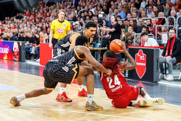 Mark Smith (ratiopharm Ulm, 13), Malik Osborne (ratiopharm Ulm, 10), Cobe Williams (BMA365 Bamberg Baskets, 24), BMA365 Bamberg Baskets vs. ratiopharm Ulm, Basketball, easyCredit BBL, 12. Spieltag, 27.12.2025 BMA365 Bamberg Baskets vs. ratiopharm Ulm, Basketball, easyCredit BBL, 12. Spieltag, 27.12.2025 Bamberg Copyright: xEibner-Pressefoto G.xSantemizx EP_EER