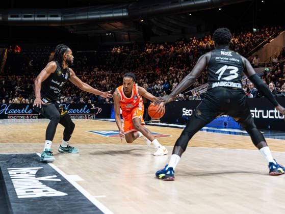 Alonzo Verge Jr. (RASTA Vechta, 11) im Dribbling gegen Chip Flanigan (Basketball Loewen Braunschweig, 30) und Barra Njie (Basketball Loewen Braunschweig, 13) Basketball Loewen Braunschweig vs. RASTA Vechta, Basketball, easyCredit Basketball Bundesliga, 12. Spieltag, Saison 2025 2026, 27.12.2025 Basketball Loewen Braunschweig vs. RASTA Vechta, Basketball, easyCredit Basketball Bundesliga, 12. Spieltag, Saison 2025 2026, 27.12.2025 Braunschweig Copyright: xEibner-Pressefoto DamianxKruczynx EP_DKI