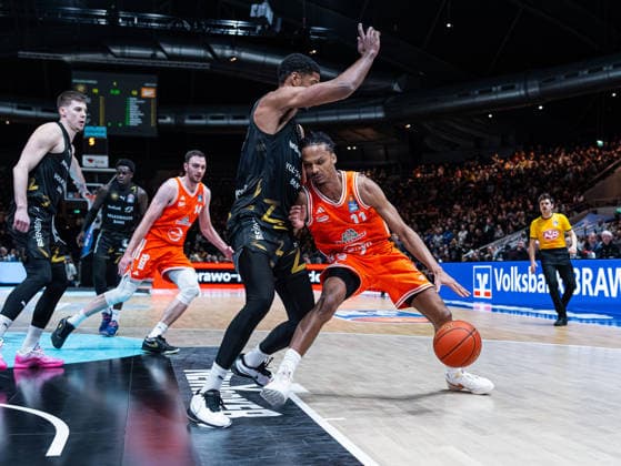 Alonzo Verge Jr. (RASTA Vechta, 11) wird von David N Guessan (Basketball Loewen Braunschweig, 01) geblockt Basketball Loewen Braunschweig vs. RASTA Vechta, Basketball, easyCredit Basketball Bundesliga, 12. Spieltag, Saison 2025 2026, 27.12.2025 Basketball Loewen Braunschweig vs. RASTA Vechta, Basketball, easyCredit Basketball Bundesliga, 12. Spieltag, Saison 2025 2026, 27.12.2025 Braunschweig Copyright: xEibner-Pressefoto DamianxKruczynx EP_DKI