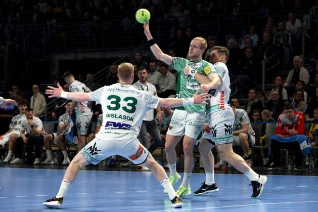 DEU, DHB, 1.HBL, Fuechse Berlin vs. Frisch Auf Goeppingen, 27.12.2025, Max-Schmeling-Halle, Berlin, DEU, DHB, 1.HBL, Fuechse Berlin vs. Frisch Auf Goeppingen, im Bild Matthes Langhoff (Fuechse Berlin 25), YMIR GISLASON (Frisch Auf Goeppingen 33), DAVID SCHMIDT (Frisch Auf Goeppingen 77)