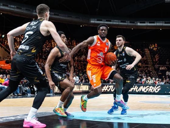 Sport Themen der Woche KW52 TJ Bamba (RASTA Vechta, 05) beim Dribbling gegen Grant Sherfield (Basketball Loewen Braunschweig, 25), Ferdinand Zylka (Basketball Loewen Braunschweig, 06) und Luka Scuka (Basketball Loewen Braunschweig, 05) Basketball Loewen Braunschweig vs. RASTA Vechta, Basketball, easyCredit Basketball Bundesliga, 12. Spieltag, Saison 2025 2026, 27.12.2025 Basketball Loewen Braunschweig vs. RASTA Vechta, Basketball, easyCredit Basketball Bundesliga, 12. Spieltag, Saison 2025 2026, 27.12.2025 Braunschweig *** TJ Bamba RASTA Vechta, 05 dribbling against Grant Sherfield Basketball Loewen Braunschweig, 25 , Ferdinand Zylka Basketball Loewen Braunschweig, 06 and Luka Scuka Basketball Loewen Braunschweig, 05 Basketball Loewen Braunschweig vs RASTA Vechta, Basketball, easyCredit Basketball Bundesliga, 12 Matchday, Season 2025 2026, 27 12 2025 Basketball Loewen Braunschweig vs RASTA Vechta, Basketball, easyCredit Basketball Bundesliga, 12 Matchday, Season 2025 2026, 27 12 2025 Braunschweig Copyright: xEibner-Pressefoto DamianxKruczynx EP_DKI