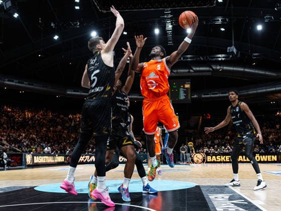 TJ Bamba (RASTA Vechta, 05) beim Dunk. Luka Scuka (Basketball Loewen Braunschweig, 05) und Grant Sherfield (Basketball Loewen Braunschweig, 25) versuchen zu blocken Basketball Loewen Braunschweig vs. RASTA Vechta, Basketball, easyCredit Basketball Bundesliga, 12. Spieltag, Saison 2025 2026, 27.12.2025 Basketball Loewen Braunschweig vs. RASTA Vechta, Basketball, easyCredit Basketball Bundesliga, 12. Spieltag, Saison 2025 2026, 27.12.2025 Braunschweig Copyright: xEibner-Pressefoto DamianxKruczynx EP_DKI