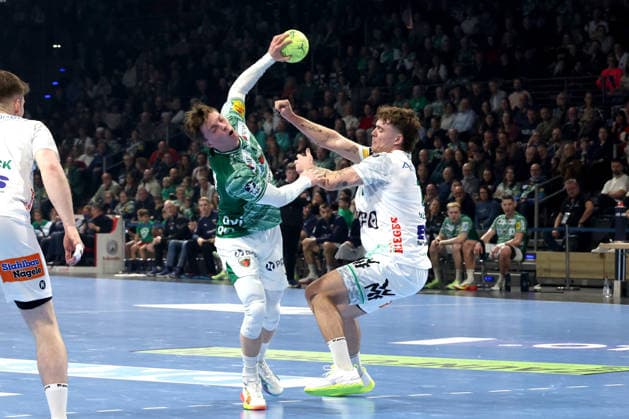 DEU, DHB, 1.HBL, Fuechse Berlin vs. Frisch Auf Goeppingen, 27.12.2025, Max-Schmeling-Halle, Berlin, DEU, DHB, 1.HBL, Fuechse Berlin vs. Frisch Auf Goeppingen, im Bild Nils Lichtlein (Fuechse Berlin 17), VICTOR KLOEVE (Frisch Auf Goeppingen 7)