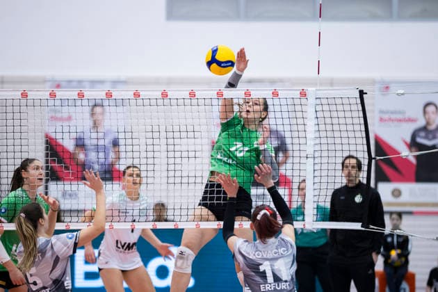 1. Volleyball Bundesliga Frauen: Schwarz-Weiss Erfurt vs. USC Münster; Erfurt; 27.12.2025 Amelie Strothoff ( 10; USC Münster) gegen Isabel Kova?i? ( 11; Schwarz-Weiss Erfurt) 1. Volleyball Bundesliga Frauen: Schwarz-Weiss Erfurt vs. USC Münster; Riethsporthalle Erfurt; 27.12.2025 Copyright: xBEAUTIFULxSPORTS Duehringx