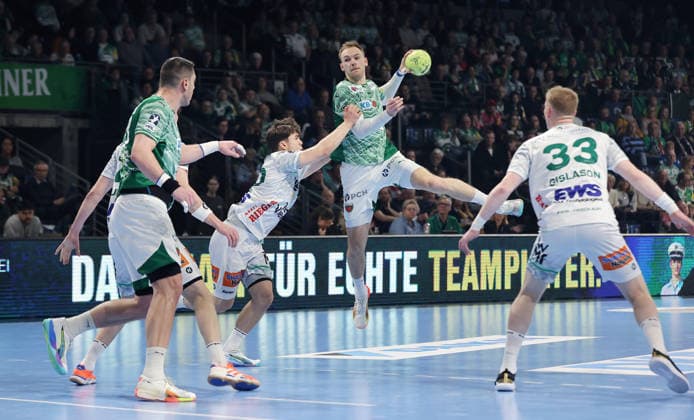 Elias Newel, Mathias Gidsel am Ball, Ymir Örn Gislason Zweikampf Spielszene Aktion Handball HBL Bundesliga Herren 19. Spieltag Saison 2025 2026 27.12.2025 Füchse Berlin vs Frisch Auf Göppingen