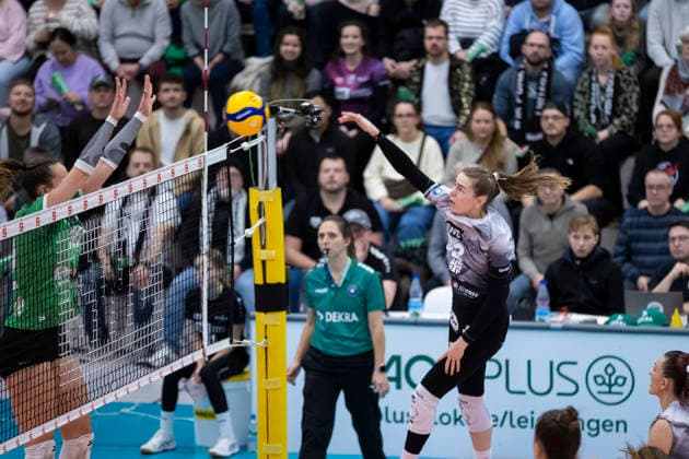 1. Volleyball Bundesliga Frauen: Schwarz-Weiss Erfurt vs. USC Münster; Erfurt; 27.12.2025 Amelie Strothoff ( 10; USC Münster) gegen Elizabeth Sandbothe ( 2; Schwarz-Weiss Erfurt) 1. Volleyball Bundesliga Frauen: Schwarz-Weiss Erfurt vs. USC Münster; Riethsporthalle Erfurt; 27.12.2025 Copyright: xBEAUTIFULxSPORTS Duehringx