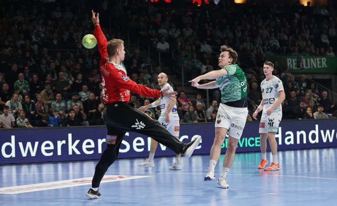 Hakun West av Teigum erzielt ein Tor gegen Torwart Kristian Saeveras Zweikampf Spielszene Aktion Handball HBL Bundesliga Herren 19. Spieltag Saison 2025 2026 27.12.2025 Füchse Berlin vs Frisch Auf Göppingen